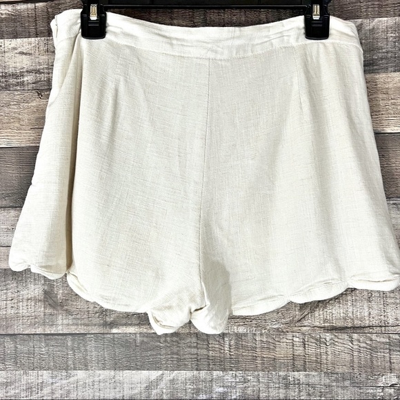 Francesca’s Alya Hi-Rise Linen Scalloped Shorts - Picture 2 of 6